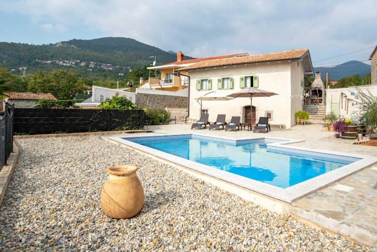 Villa Mira with pool - B&B Poljane