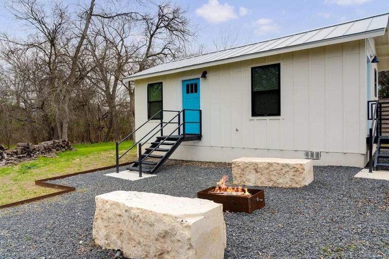 Casita Fulton - Fire Pit & Close to Main St - Chambres d'hôtes Fredericksburg