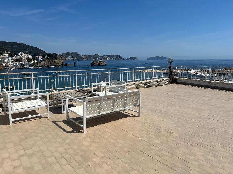 Agenzia Isotur ATTICO SUL PORTO - B&B Ponza