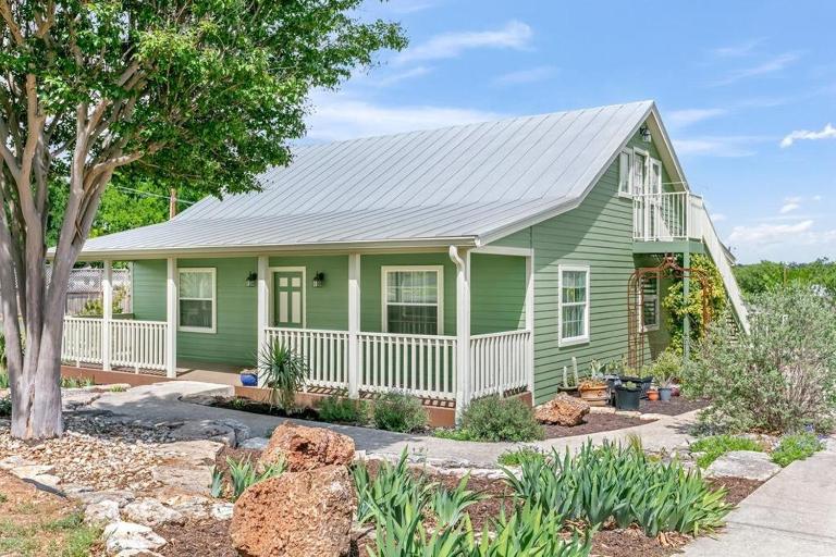 Howdy Haus - Pool Hot Tub Game Room & Glam Room - B&B Fredericksburg
