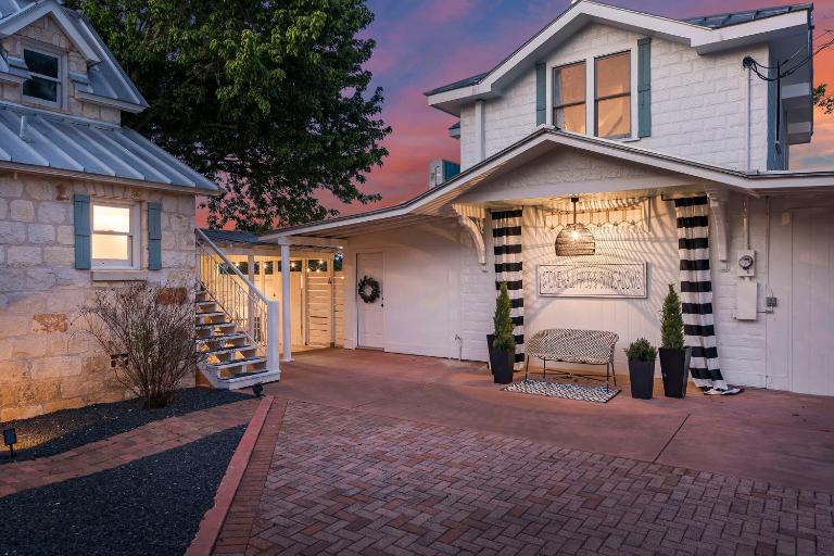 Stonewall Bungalows - Sleeps 15 - B&B Stonewall