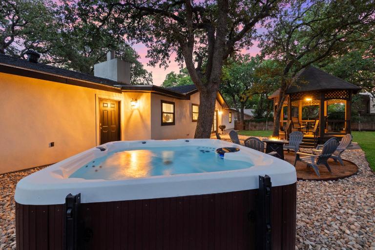 The 309 Retreat - Hot Tub & Fire Pit - B&B Fredericksburg