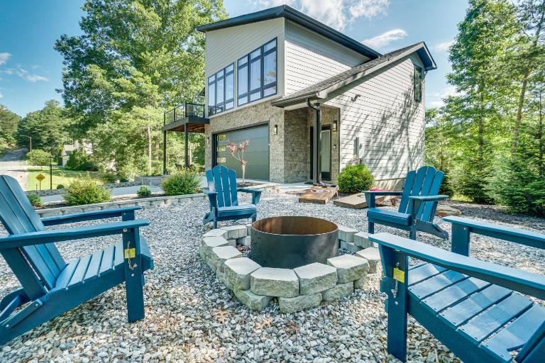 Luxury Modern Home on Golf Course w/ Game Room! - B&B Helen