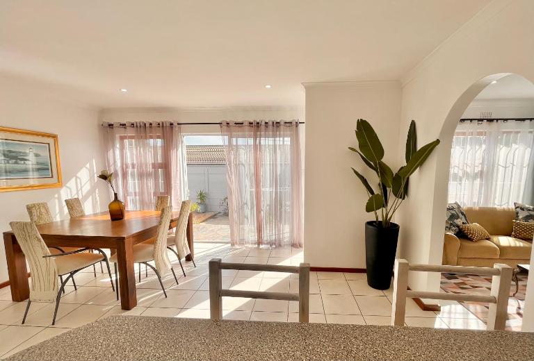 3 Bedroom Family Home with Pool - B&B Cape Town