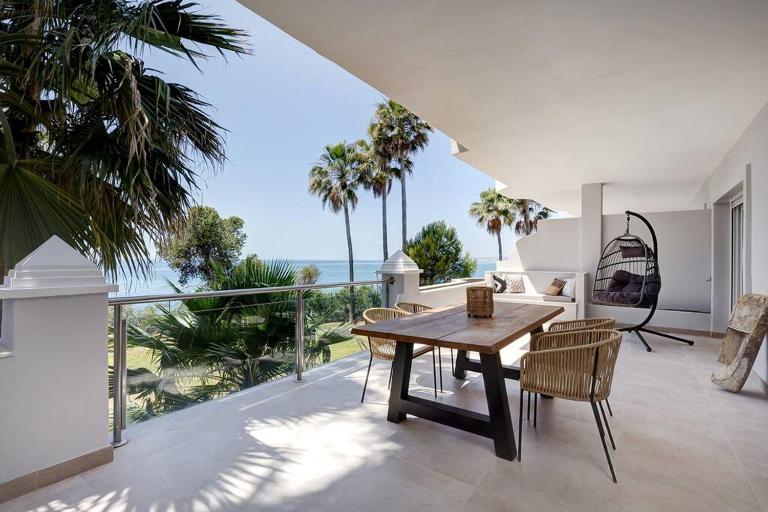 Renovated apt Douro - balcony right at the sea - B&B Estepona