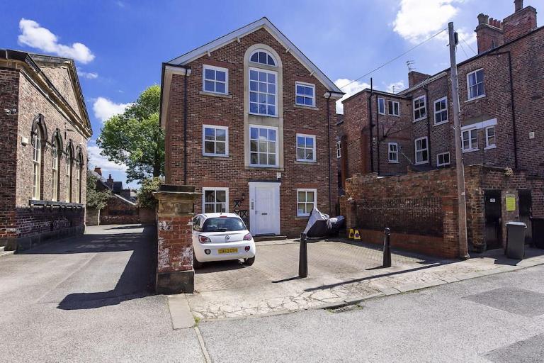 LoveYork Priory Apartment - Central with Parking - B&B York