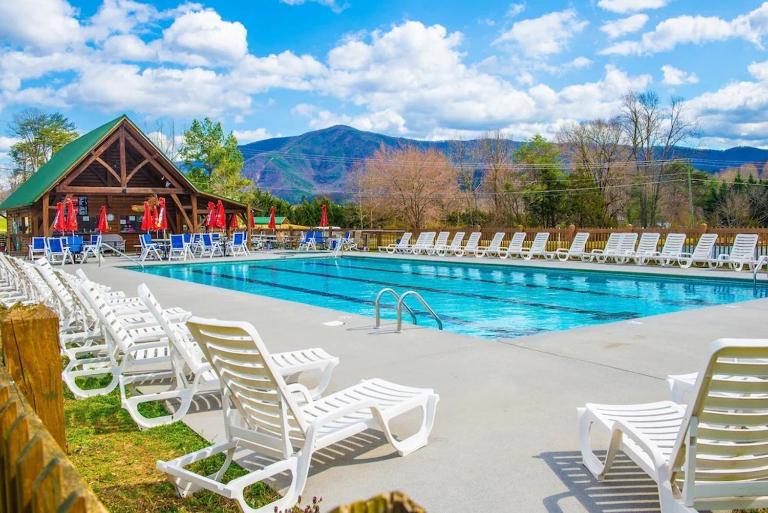 Dancing Bear Lodge by Eden Crest - B&B Sevierville