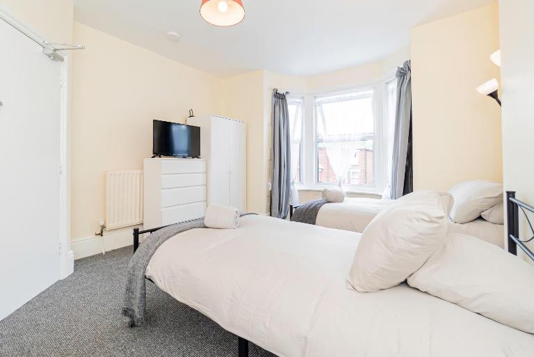 Shirley House 5, Guest House, Self Catering, Self Check in with smart locks, use of Fully Equipped Kitchen, close to City Centre, Ideal for Longer Stays and Fawley contractors - B&B Southampton