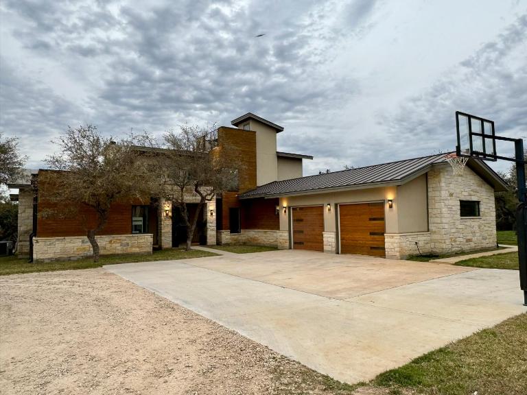 Upscale Modern Hill Country Home! Has it ALL! - Chambres d'hôtes Wimberley