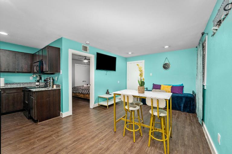 1BR Apt with Fully Equipped Kitchen Close to Major Attractions - B&B Houston