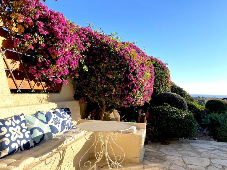 Mediterranean Cottage, Sea View, Great Location - Bed and Breakfast Chlórakas