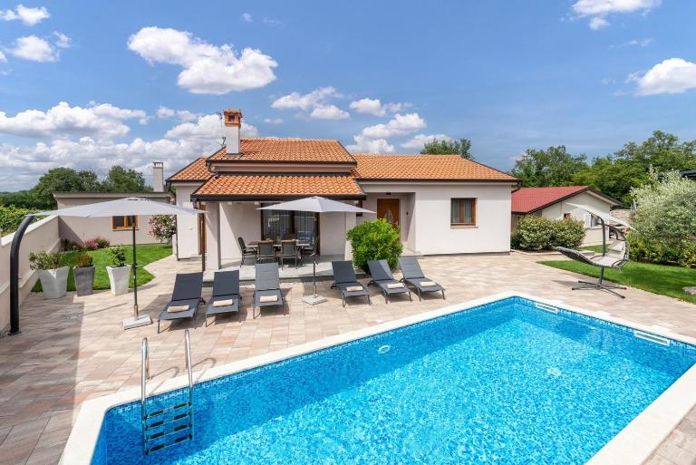Villa Ajlin with Private Pool - Bed and Breakfast Sveti Lovreč
