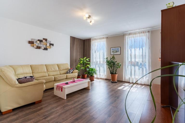 Apartman Laura - B&B Cres (ciudad)