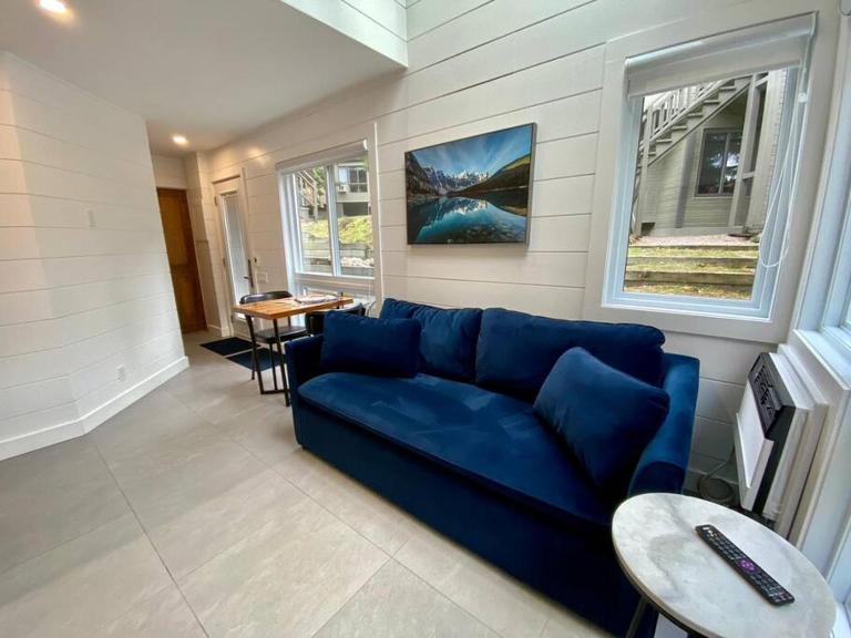 Modern Cottage in the Tremblant Ski Village - B&B Mont-Tremblant