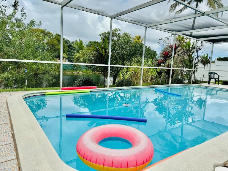 4BR Villa Poolside escape Lush garden views - B&B Sunrise