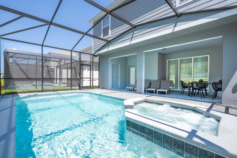 4458 Windsor Island 7BR Home with Pool, Game Room & Theater - B&B Davenport