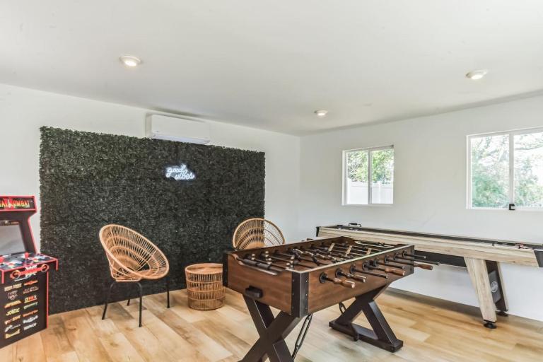 Modern Log Cabin at the beach with Hot Tub, Game Room and Fire Pit - Bed and Breakfast Del Haven