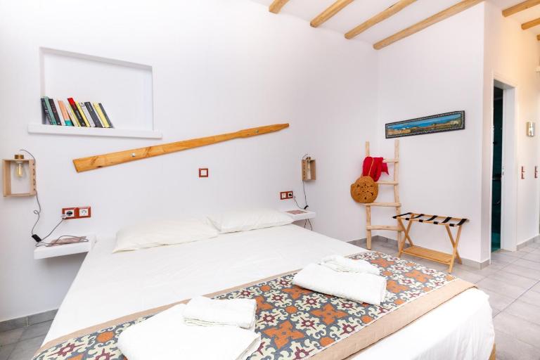 Ailouros summer hotel - Chambres d'hôtes Schoinoússa
