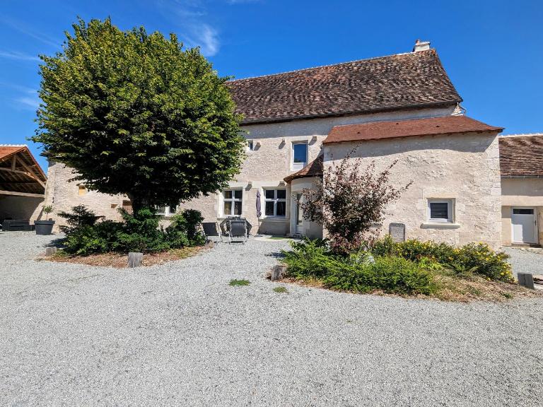 Charmant Gîte en Berry avec Étang, Terrasse et Spa à Proximité - FR-1-591-407 - B&B Douadic