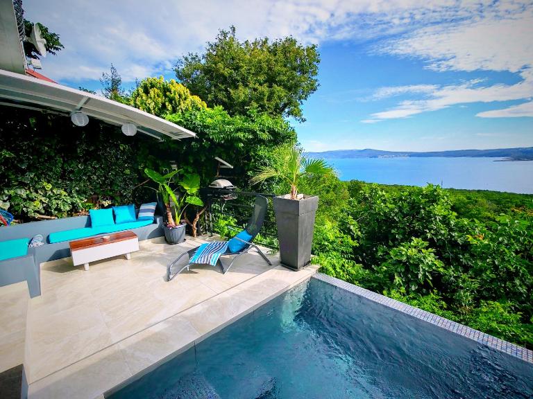 Art Gallery House with a small relaxing pool - B&B Crikvenica