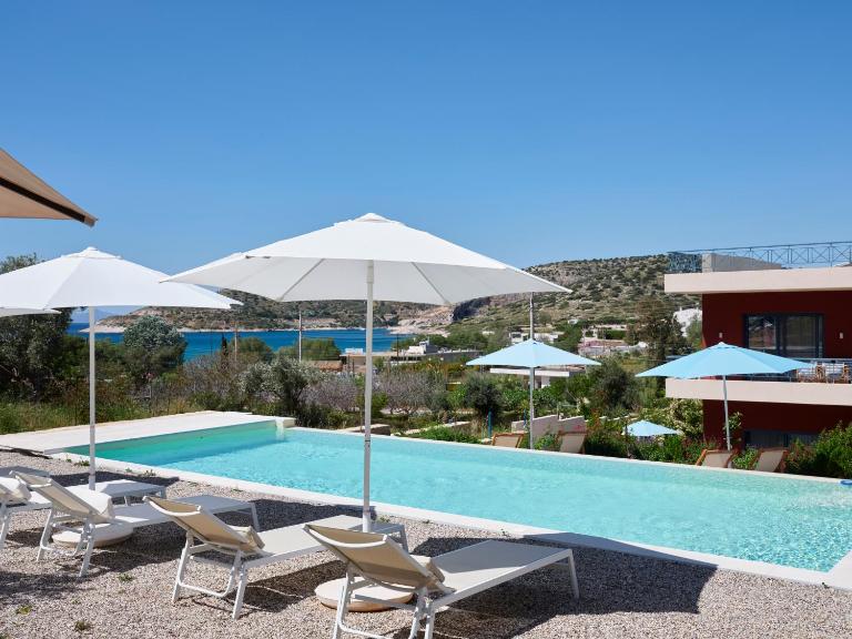 Augoustos ECO luxury apartments with pool - B&B Agia Marina