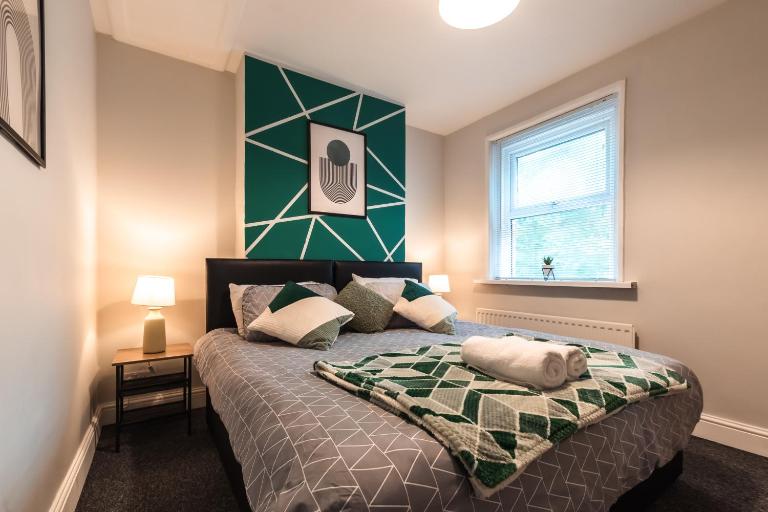 Trendy 4 Bedrooms-Sleeps 8-Long Term Disc-Driveway - Bed and Breakfast Southampton