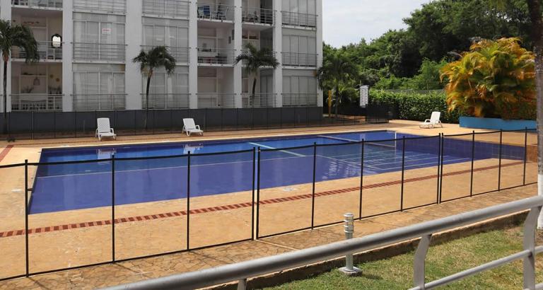 Apartaestudio con balcón a la piscina - Bed and Breakfast Flandes