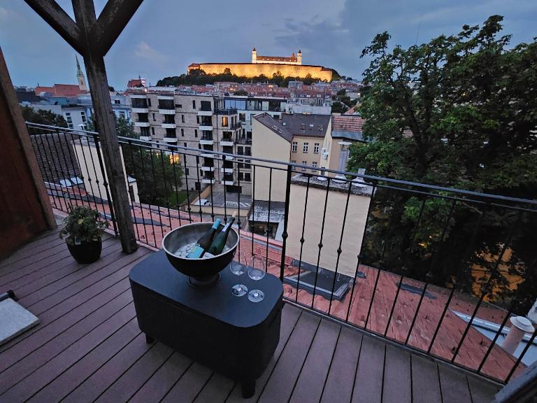 Studio 69 - Old town, 125m2, free parking, best view - B&B Bratislava