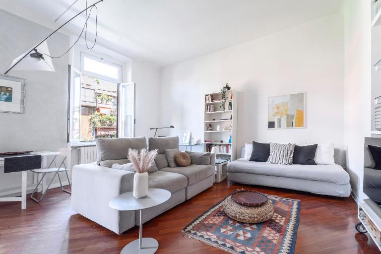 Roomy Central Flat with Garage - Porta Romana - B&B Milano