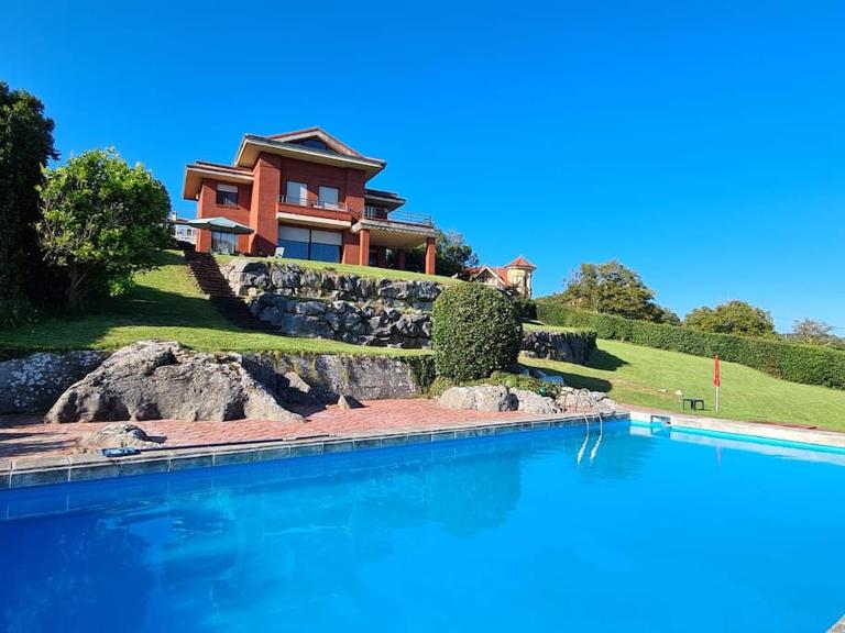 Casa con piscina en Ajo - Las Arrañadas - B&B Bareyo