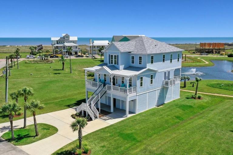 Rise and Shine Beach House with Ocean Views and Pointe West Resort Pools - B&B Galveston