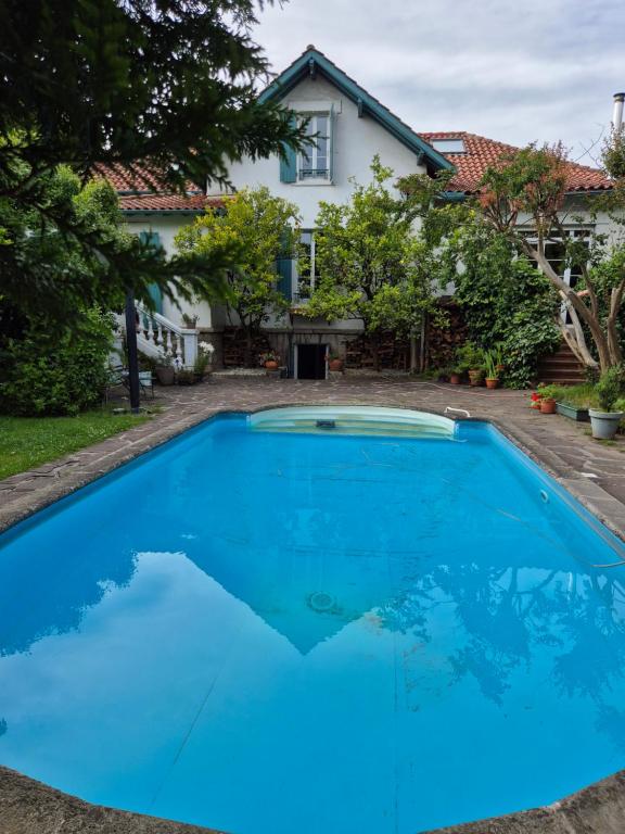 Apartment 55 m2, sunny garden & pool in Villa 1905 - B&B Hendaye