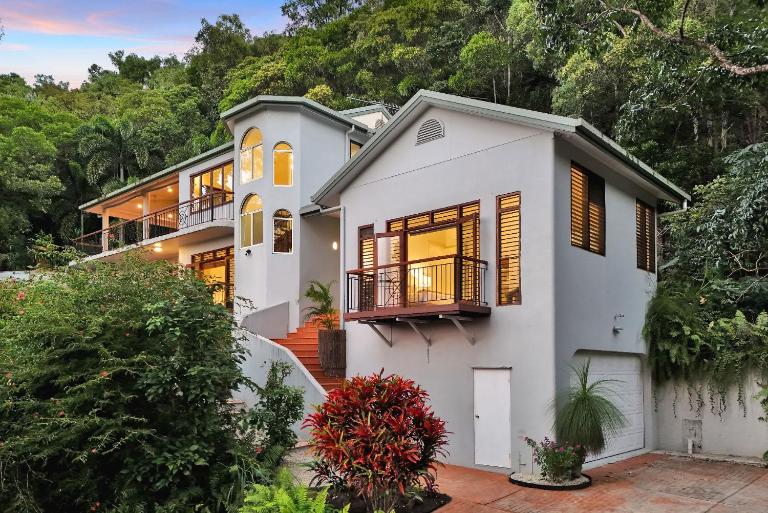 The Ferns Villa Serene Retreat with Ocean Views - B&B Clifton Beach