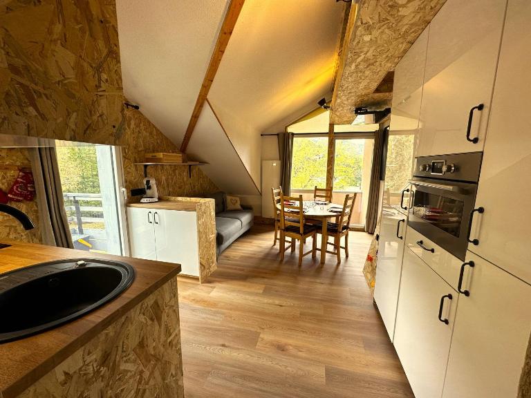 LES CIMES DE CADELIO , 5 à 7 personnes, Proche base de loisirs et remontée du pontillas, Dernier étage - B&B La Salle les Alpes