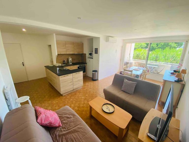 T2 centre ville parking prive clim 300m plage - B&B La Grande-Motte