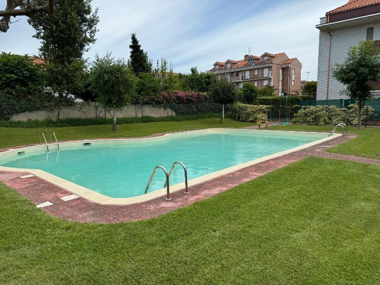 Garaje y piscina comunitaria! - B&B Suances