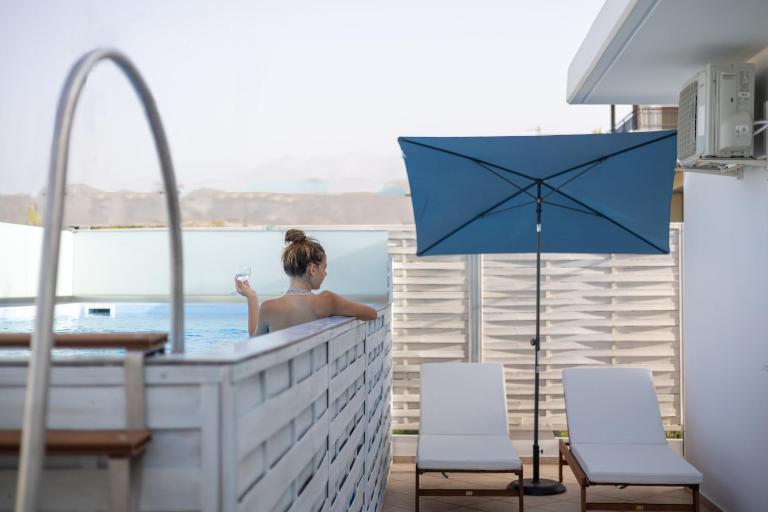 City Apartment with heated rooftop Pool - B&B Chania