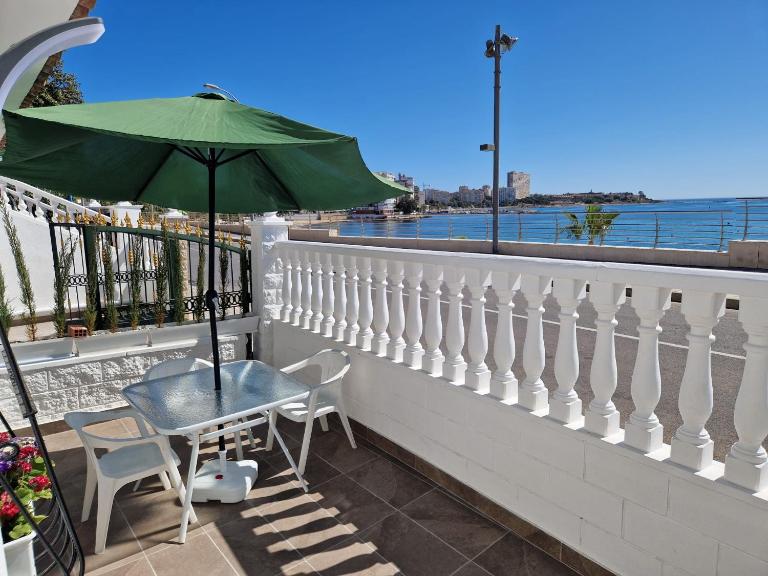 House totally refurbished in 2024, terrace in front of the sea, 1 min walk to the beach, aircon, wifi - B&B Alicante
