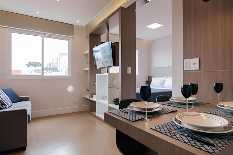 Studio prox shopping Curitiba Wifi, TV a Cabo e ar by UROOMS - B&B Curitiba
