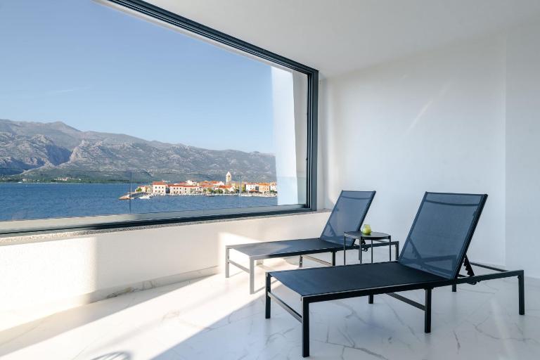 Luxury beachfront penthouse apartment with whirlpool and spacious rooftop terrace, Vinjerac - B&B Vinjerac