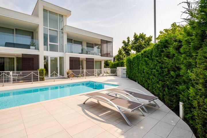 Apartment Luma with Pool - Chambres d'hôtes Lido di Jesolo