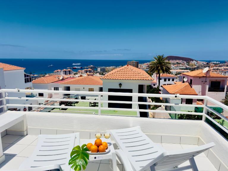 Tranquil Hillside with Oceanview and Pool - Ferienwohnung Los Cristianos