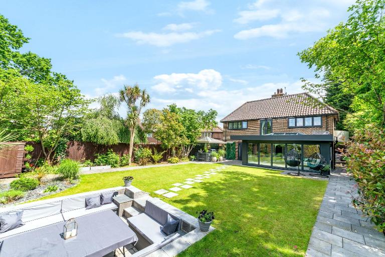Gatsby Villa with large garden and fancy hot tub - B&B Chislehurst