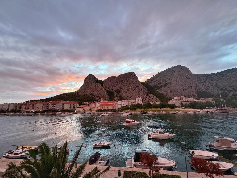 Apartment Ivana Omis - Ferienwohnung Omiš