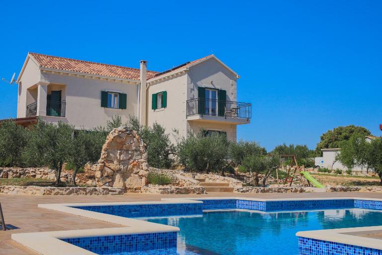 Villa Luisa für bis zu 8 Personen mit Pool, Klima, Grill, Tischtennis, Boccia - B&B Pučišća