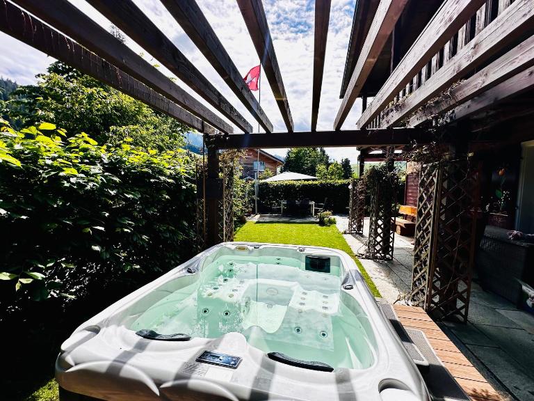 The Swiss Paradise 2 Apartment with Garden, Whirlpool, and Mountain Panorama - Bed and Breakfast Wirzweli