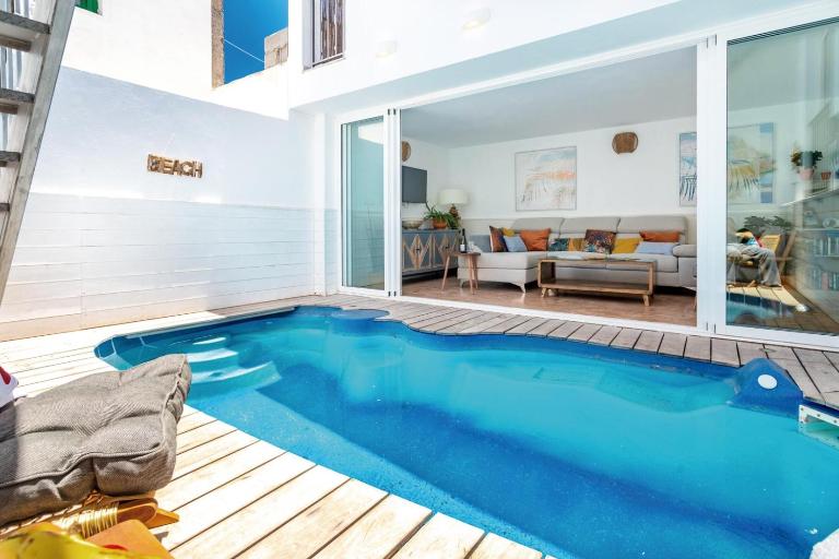 The Beach House - Central location - Private Plunge Pool - Roof Terrace - 100m to Beach - Chambres d'hôtes Costa Teguise