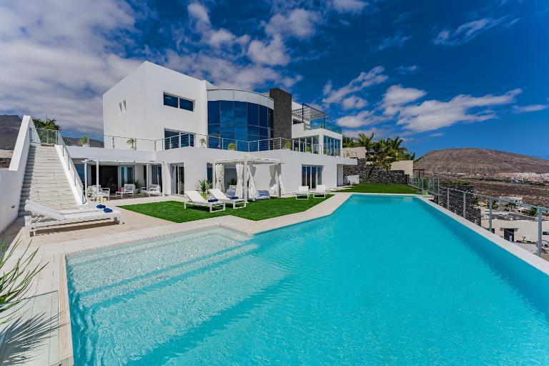 The Eagles Luxury Spa Villa Overlooking Siam Park Sleeps 14 - B&B Adeje
