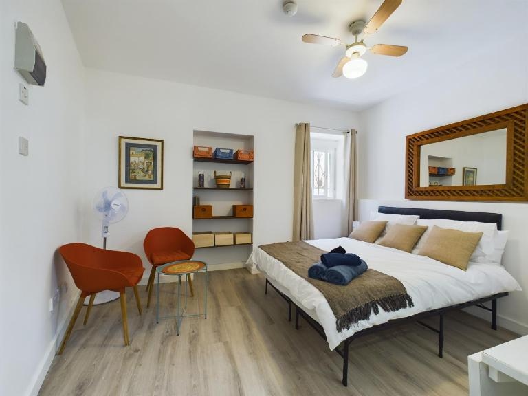 Hidden Gem Hideaway Retreat in Central Town Area with AC - B&B Gibraltar