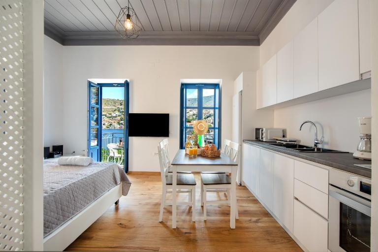 Porto Harani Seaside Apartments - B&B Sými